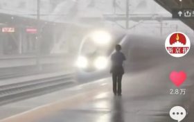 漢中火車站“風雨玫瑰”客運員，感動萬千網友……縮略圖